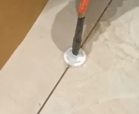 仁和瓷砖空鼓维修公司专业解答瓷砖在铺贴过程中，如果没有涂抹均匀到位的粘结材料（如水泥砂浆或瓷砖胶），可能会导致以下问题